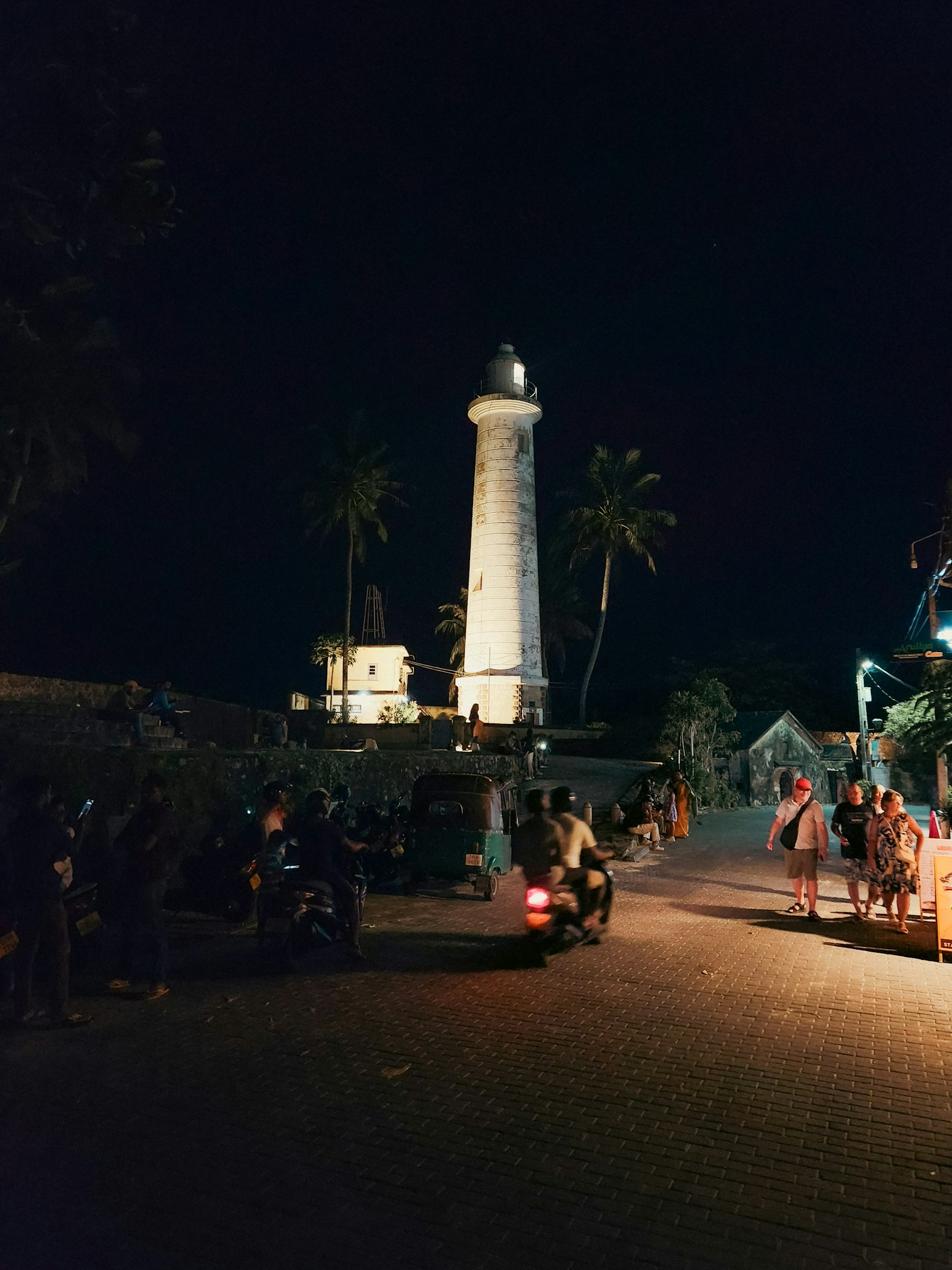 Galle Lighthouse on a clear afternoon